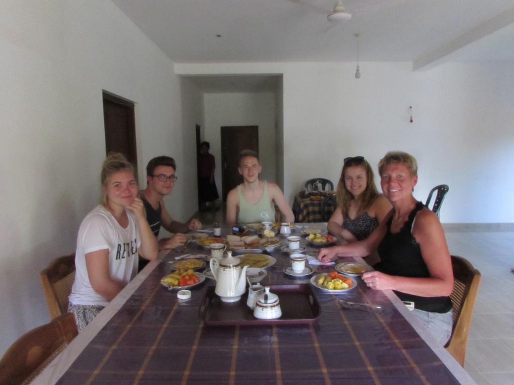 Rainbow Guest House Mirissa Esterno foto